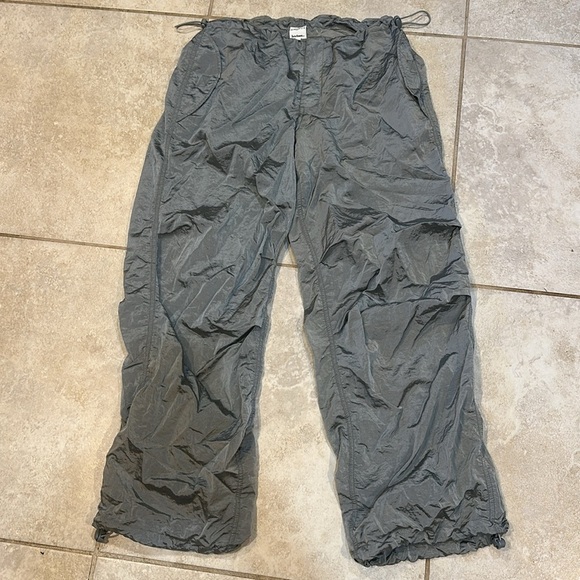 NWT! Urban Outfitters iets frans Gray Shiny Baggy Tech Parachute Pants S bungee - Picture 3 of 9